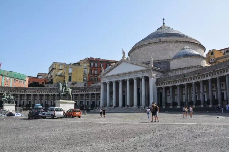 Plebiscito Meydanı (Piazza del Plebiscito)