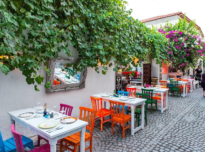 alaçatı sokakları
